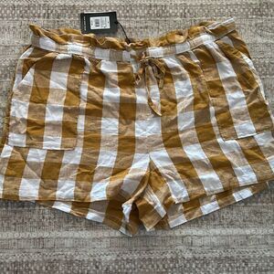 Who what wear Size 3X Yellow and white plaid Shorts front tie NWT